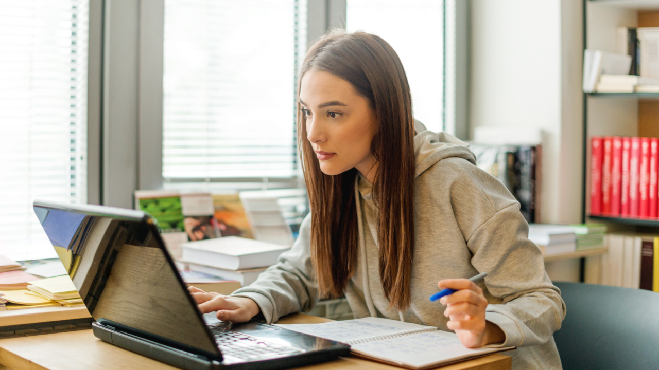 Female student lestudentsonline